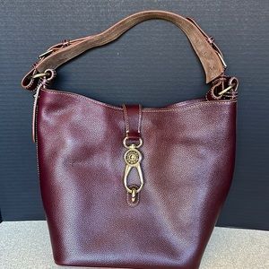 Dooney & Bourke logo lock lily bucket bag